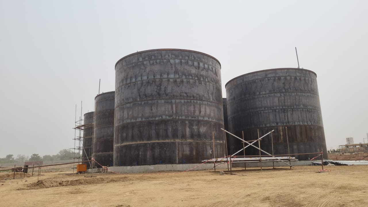 Large-capacity steel tanks under fabrication for industrial storage